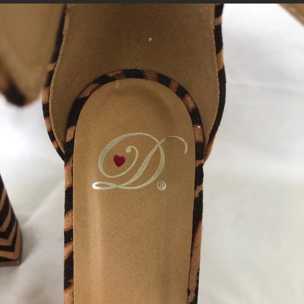 ⬇️💲”D” Tiger Print Block Heels  NWOT - Picture 8 of 10